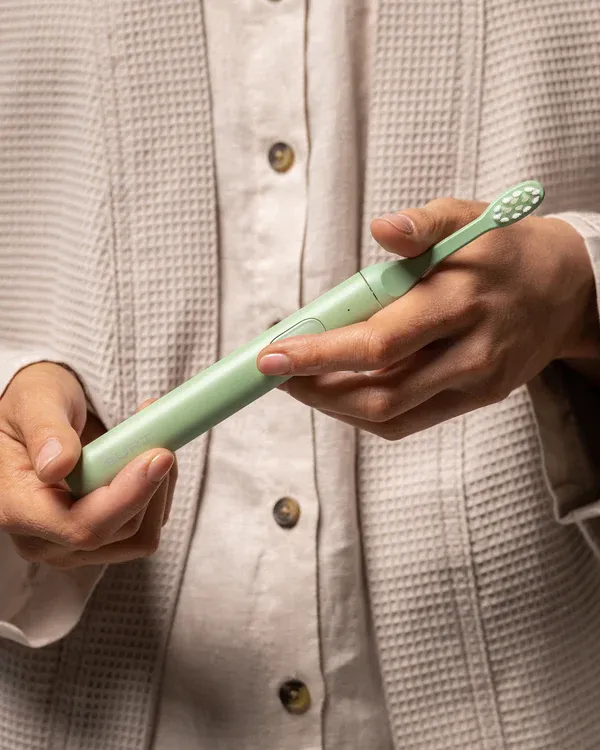 Suri electric toothbrush with plant-based brush heads and UV-C light cleaning case